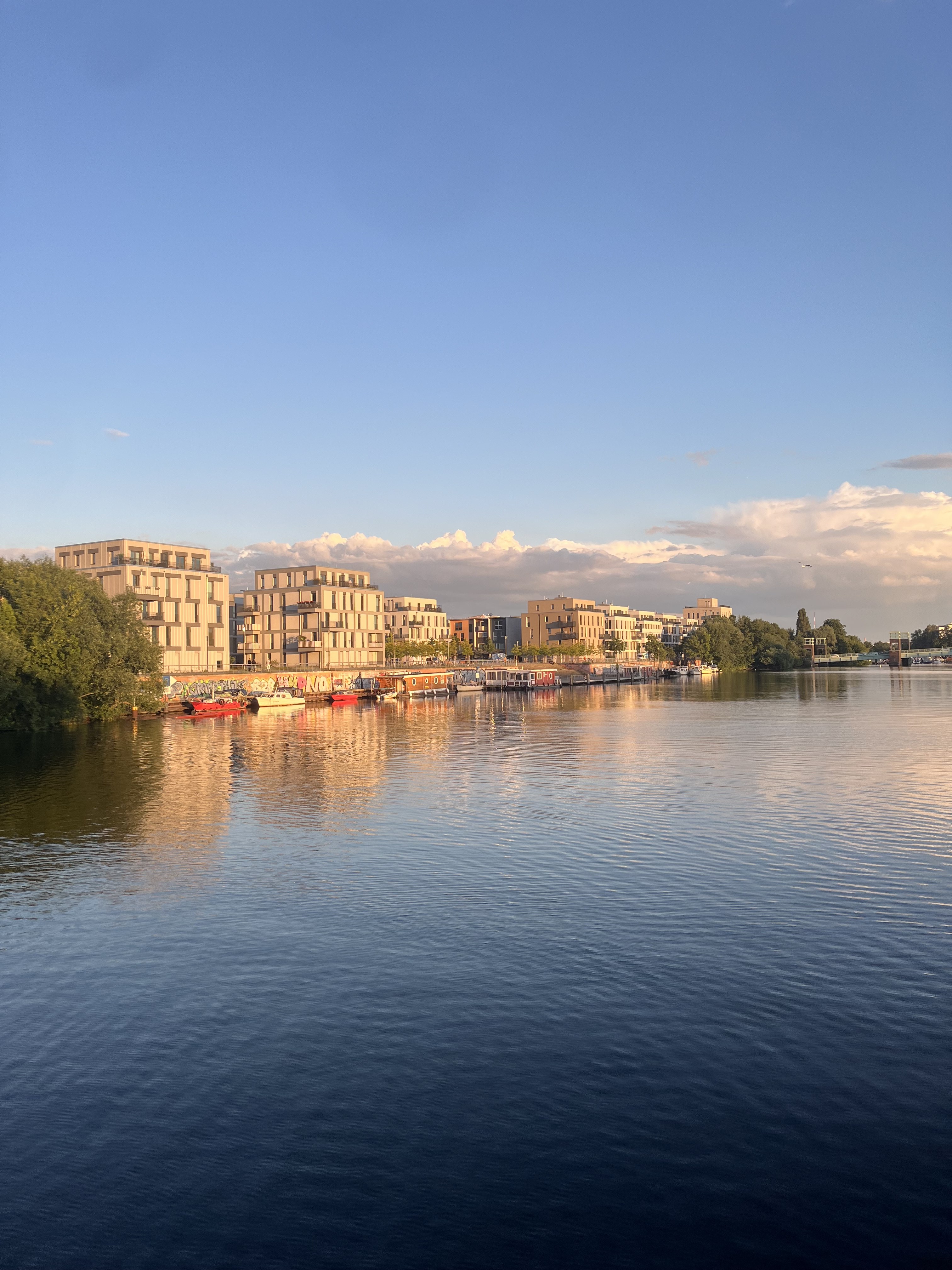 Berlin an der Spree im Abendlicht